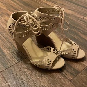 Chinese Laundry laser cut wedges size 7